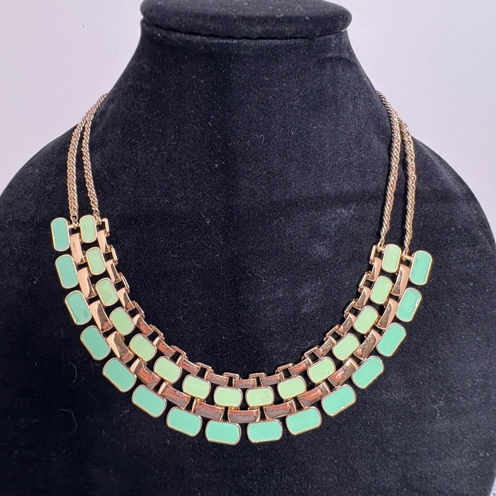Gorgeous Vintage Inspired Gold Tone and Green Bib-Style Necklace - Picture 3 of 9